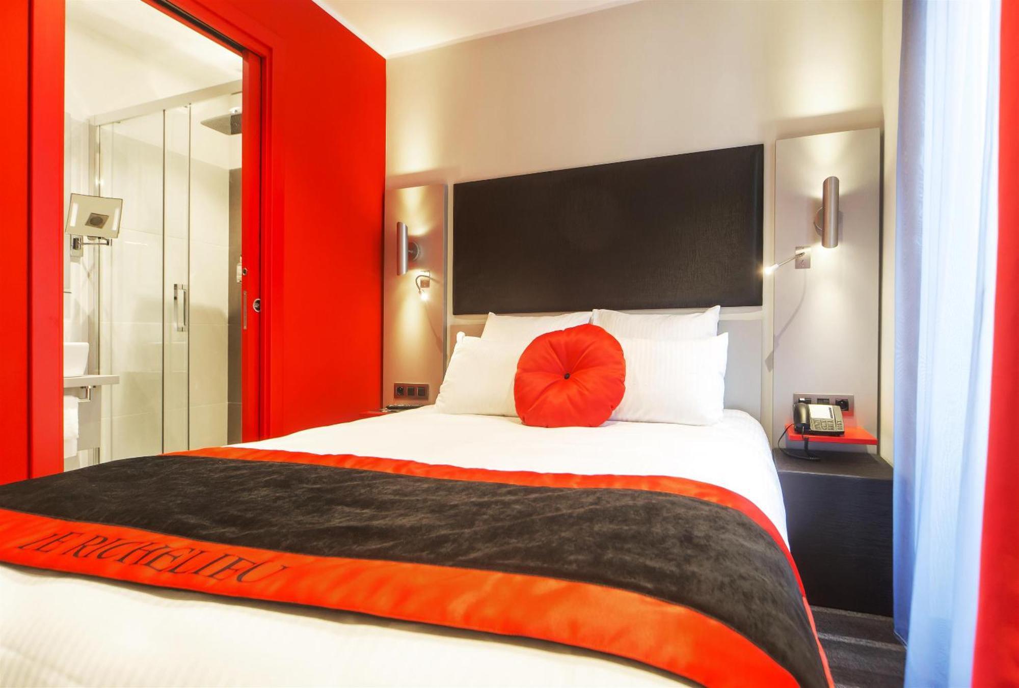 Standard Queen Room with Queen Bed Balcony Side
