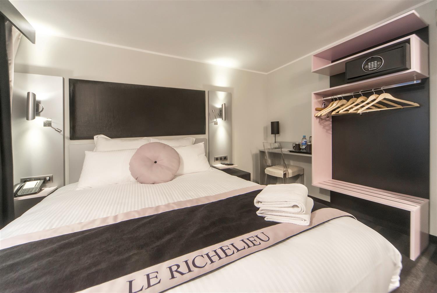 Superior Zimmer mit Kingsize-Bett und Balkon